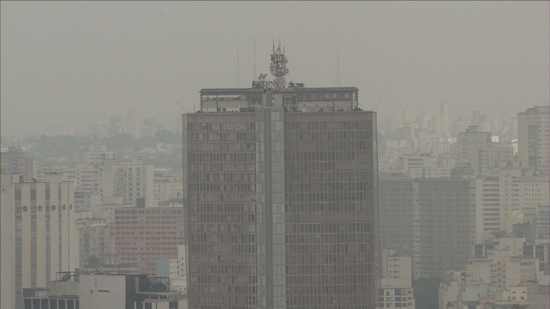 450972568 / Smog / Skyscraper / Sao Paulo