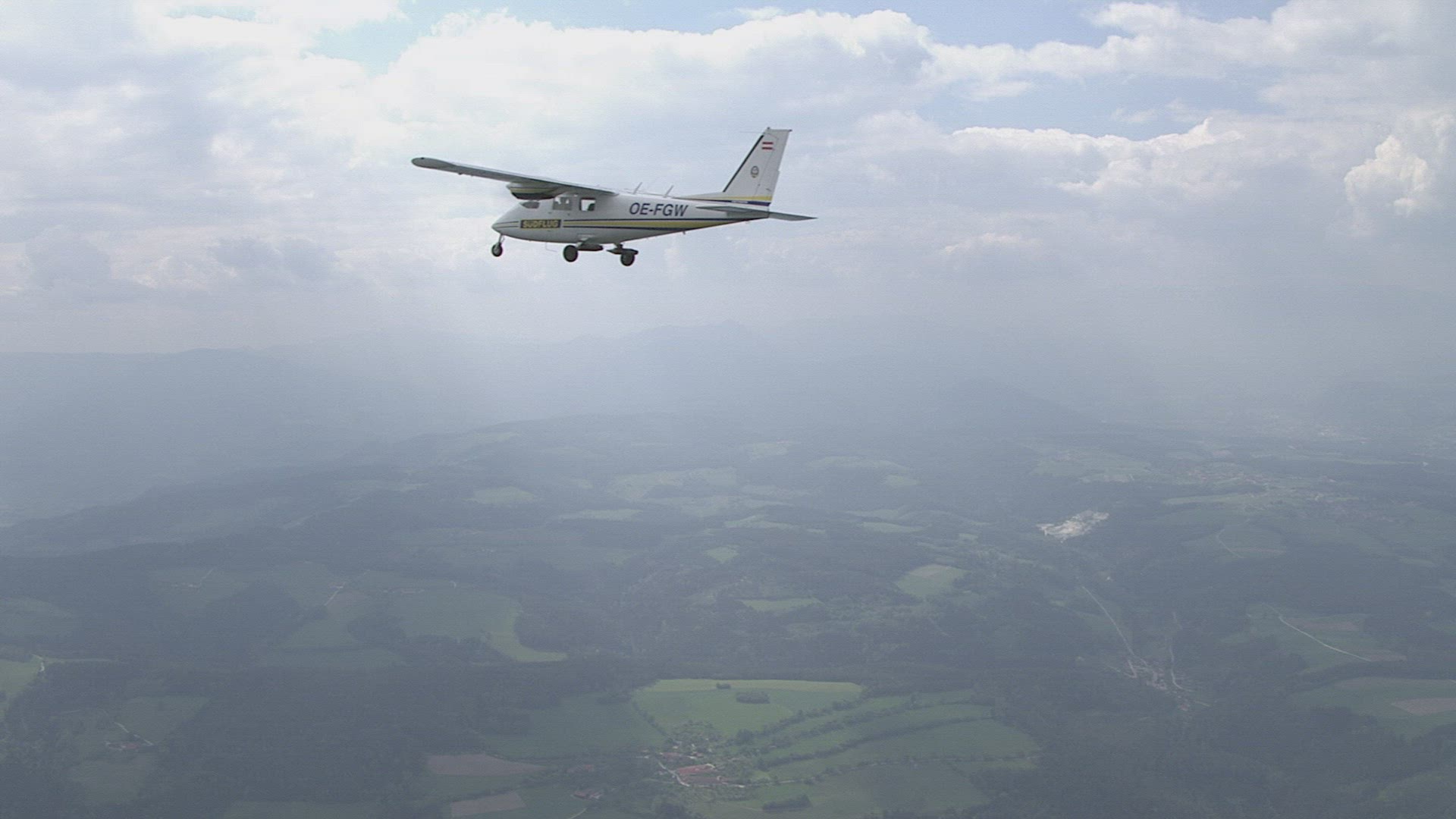 245225043 / Propeller Plane / Air to Air