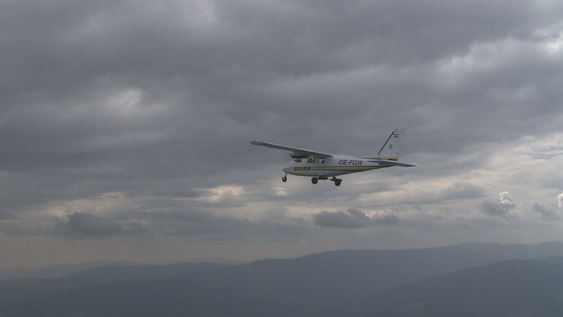 184656794 / Propeller Plane / Air to Air