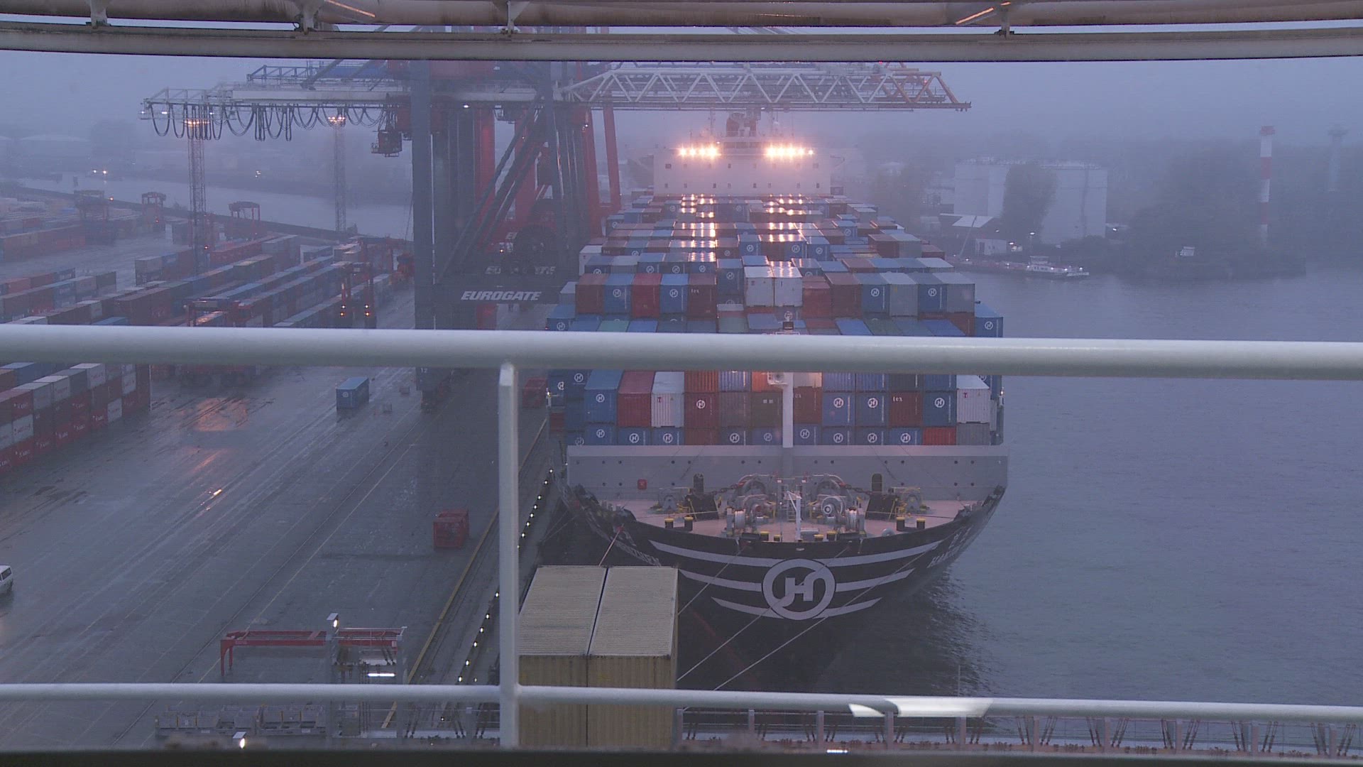 701719631 / Container Harbor / Germany / Fog