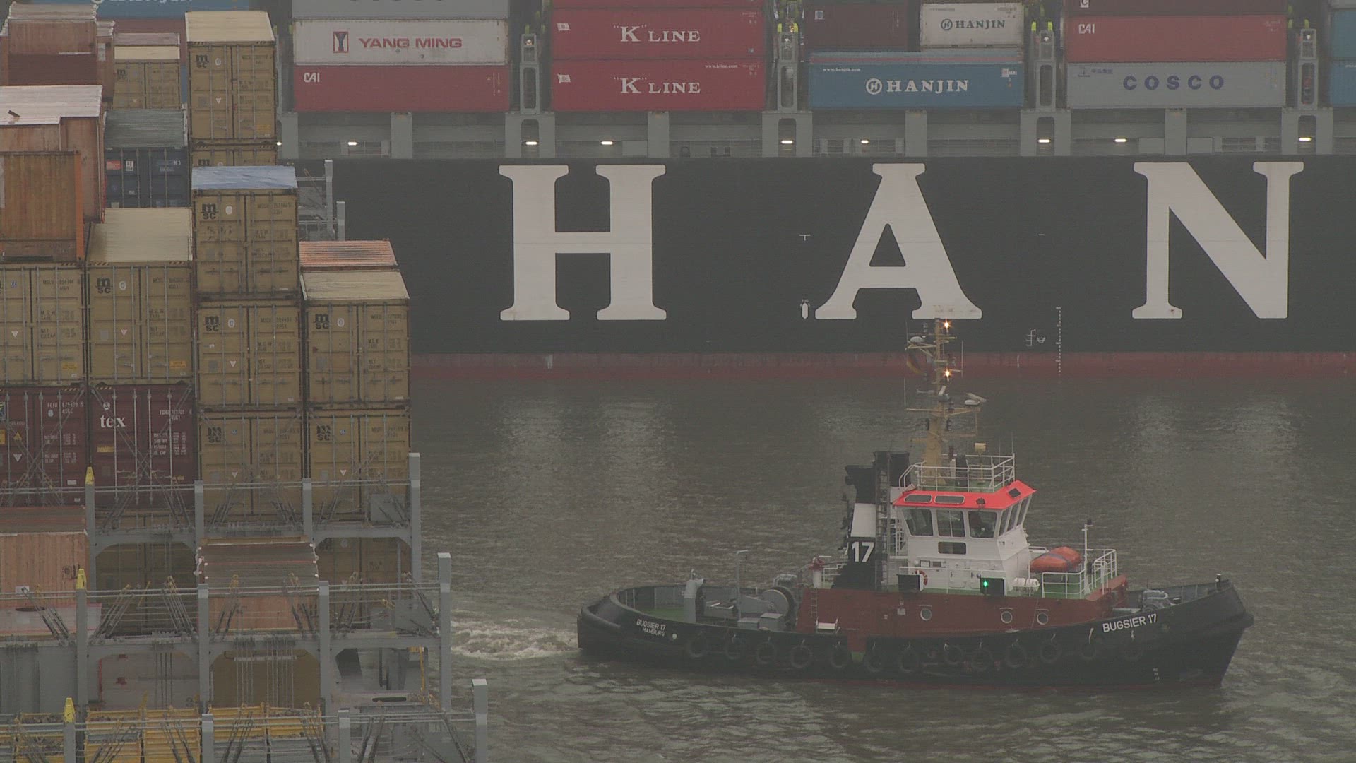 113933939 / Container Harbor / Germany / Fog