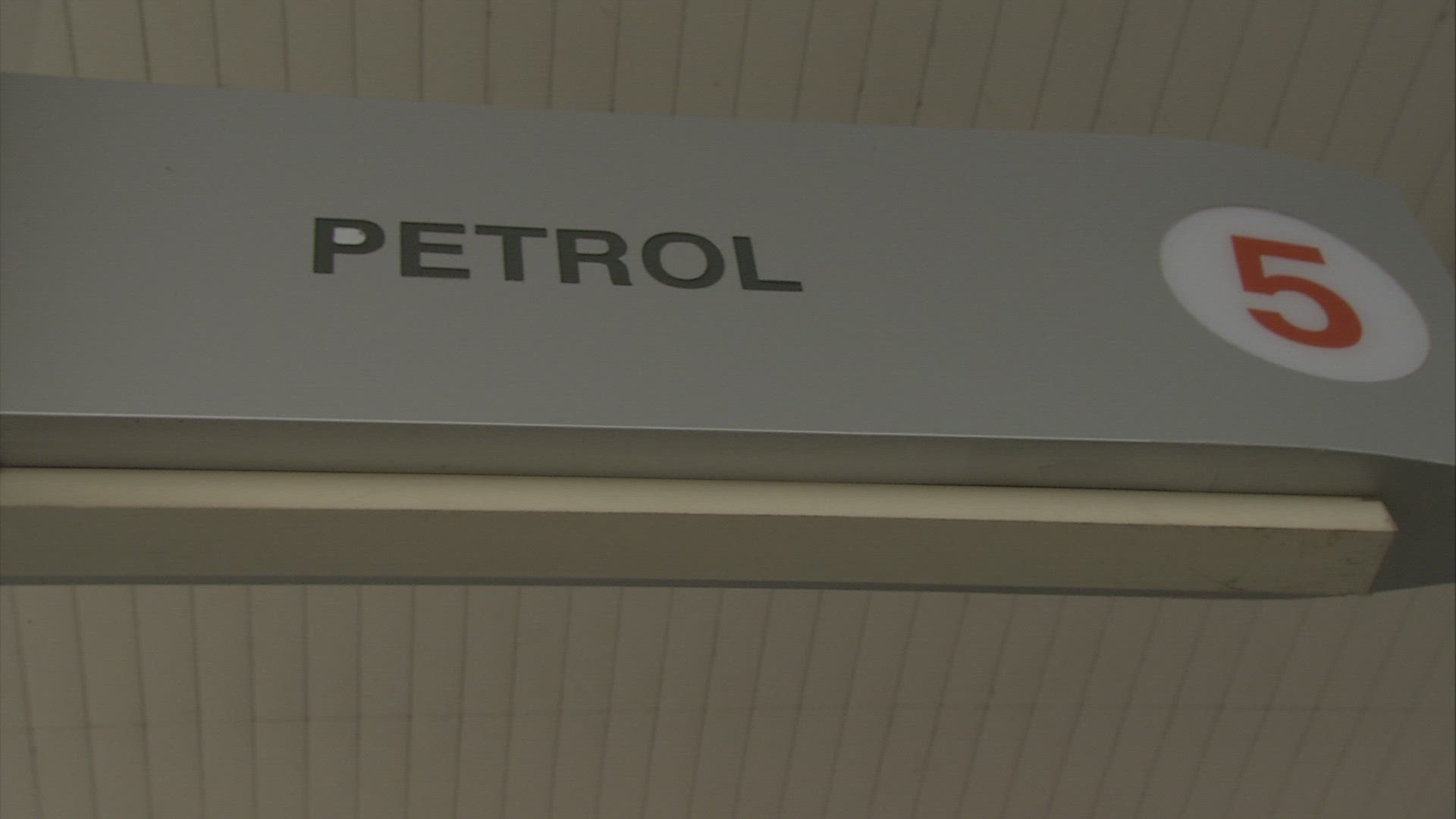 167127310 / Petrol Station / India