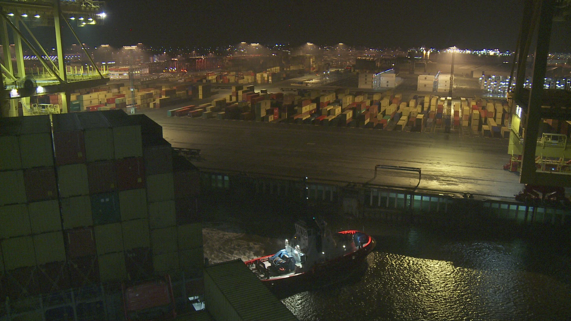 211794085 / Ship / Container Harbor / Germany / Night