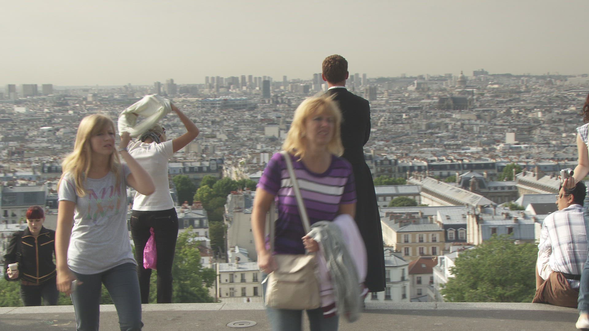 186836309 / Tourist / Looking at View / Paris