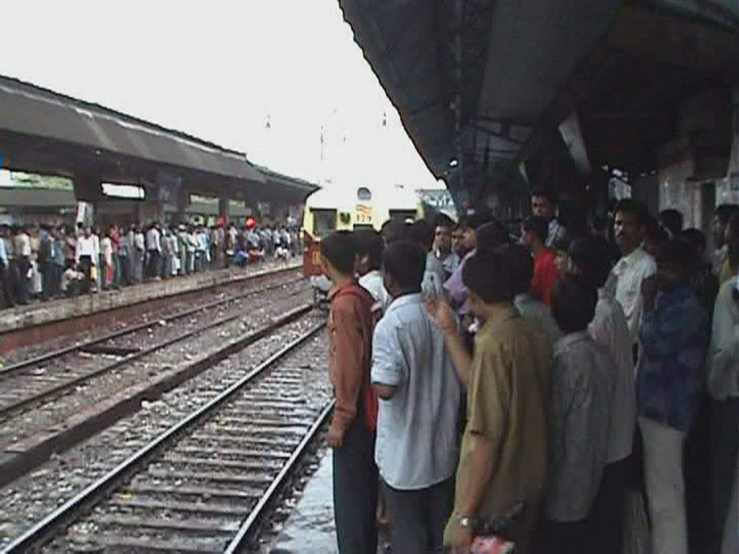 975709529 / Passenger / Railway Transport / Mumbai