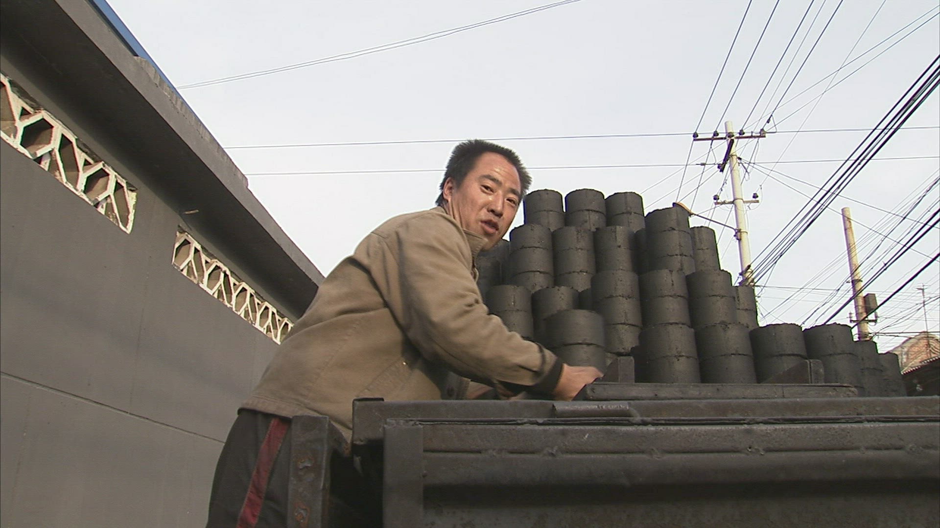 329521384 / Coal Merchant / Delivery / China