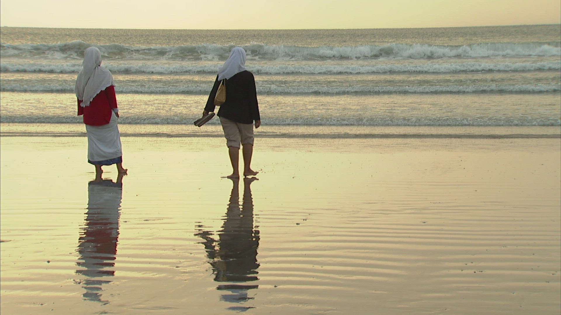 989645106 / Woman / Kerchief / Kuta Beach / Bali