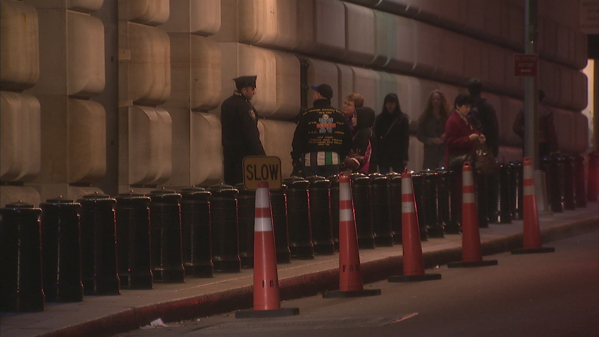 910965853 / Security Guard / Evening / New York City