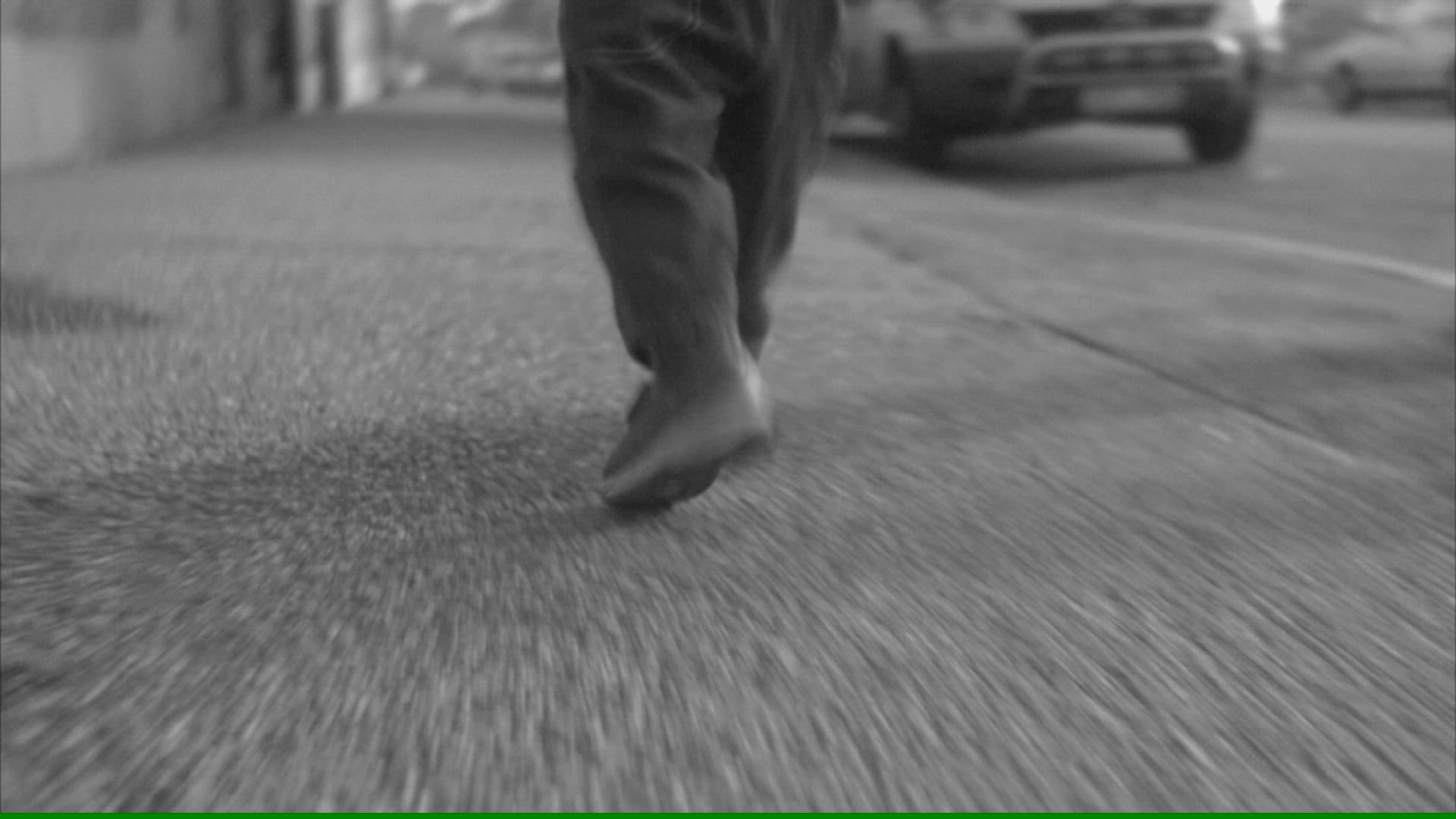607517626 / Girl / Walking / Stockholm
