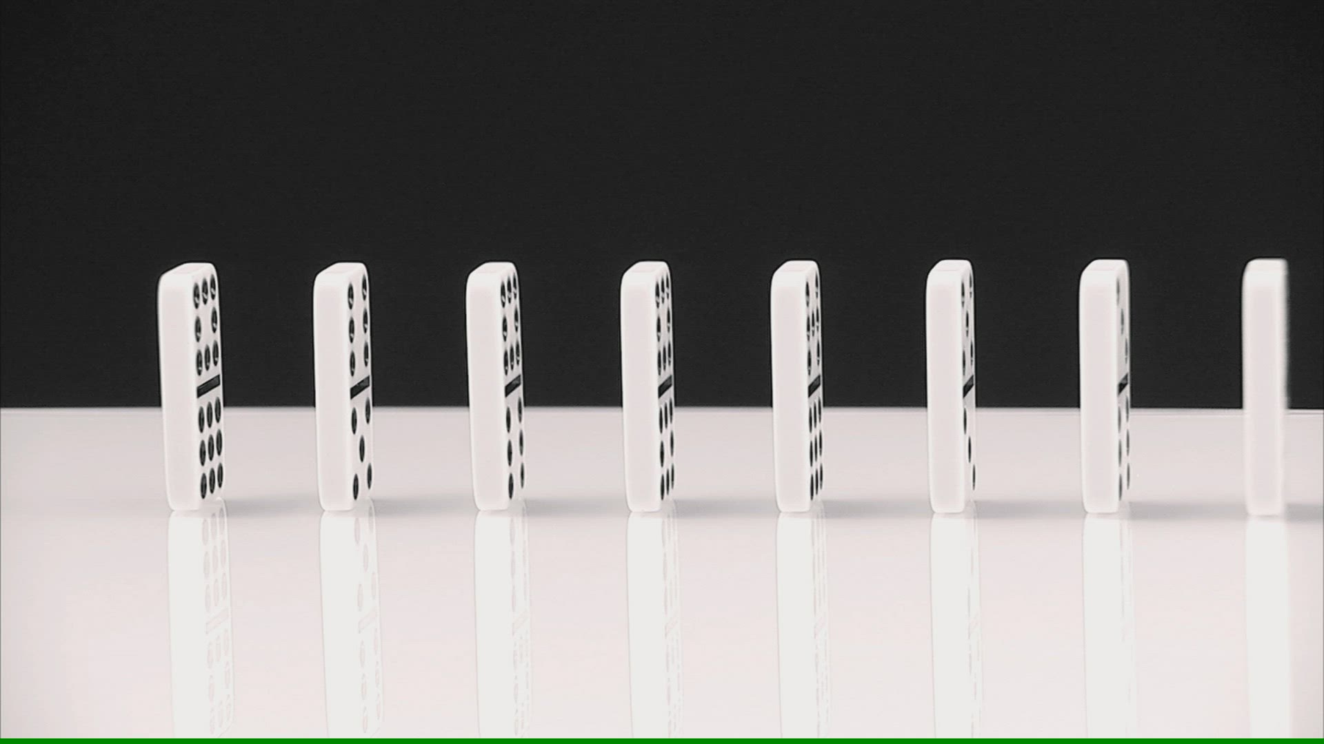 813195328 / Dominoes / Play / Parlour Game