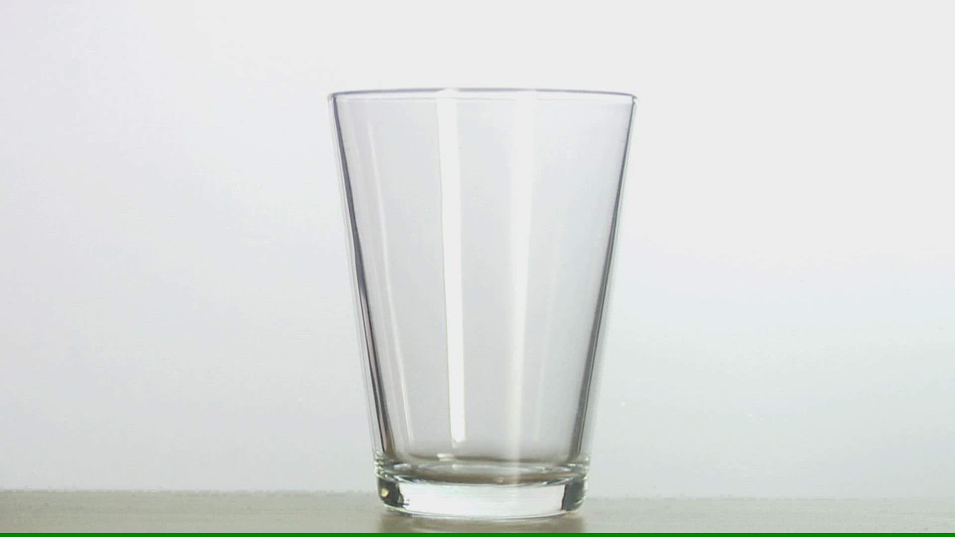 986652586 / Beverage / Pouring Out / Glass
