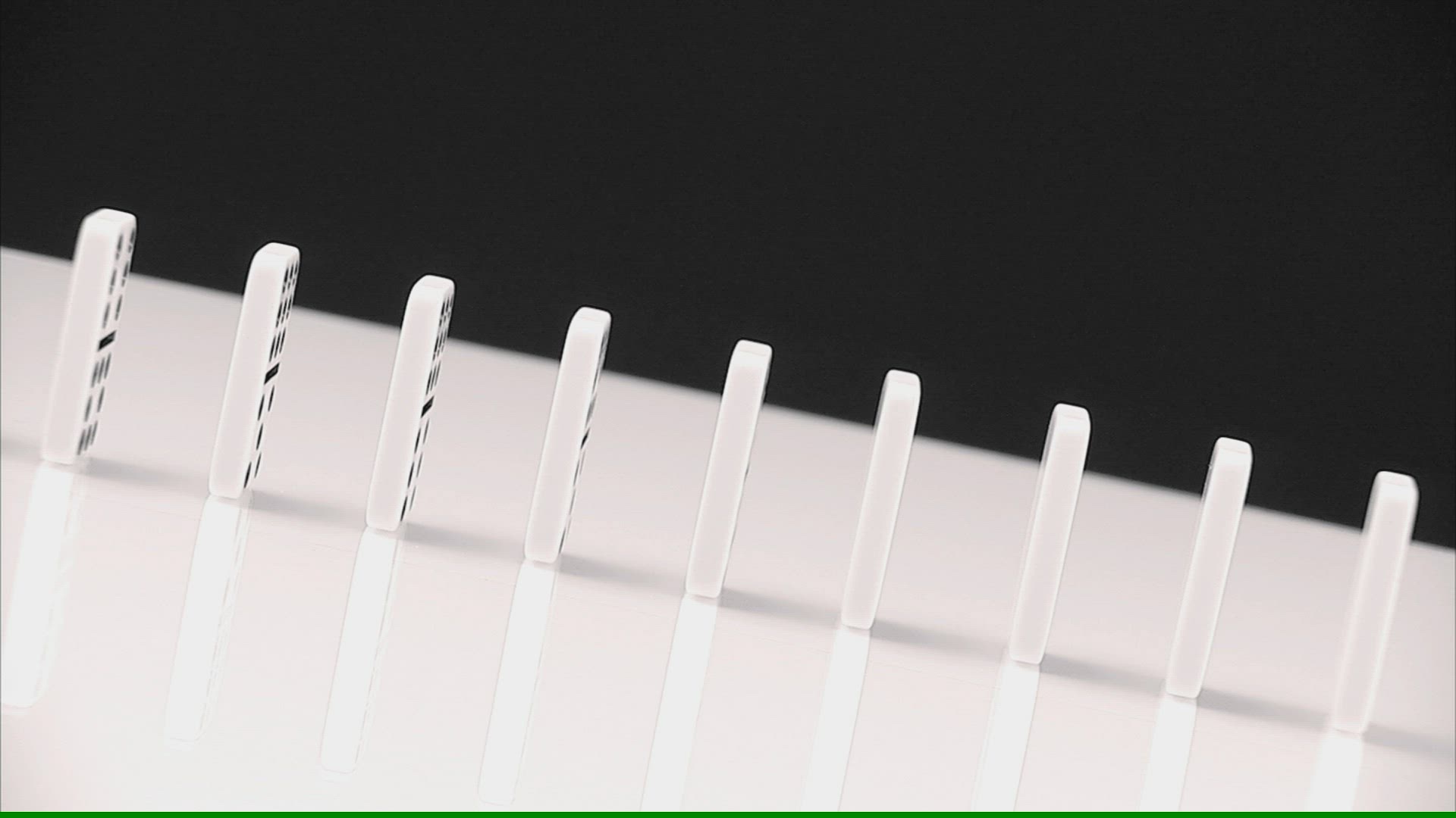 672476157 / Dominoes / Play / Parlour Game