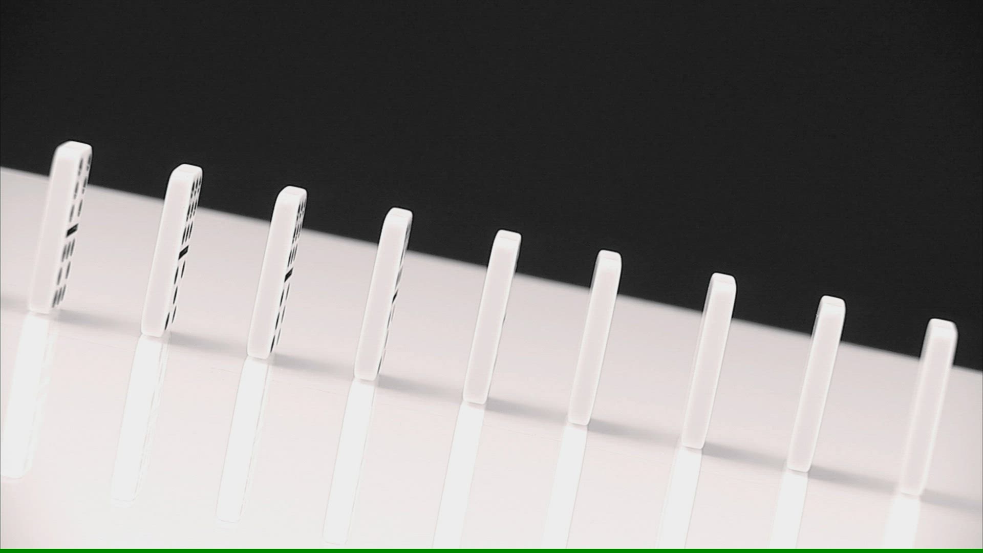 894017631 / Dominoes / Play / Parlour Game