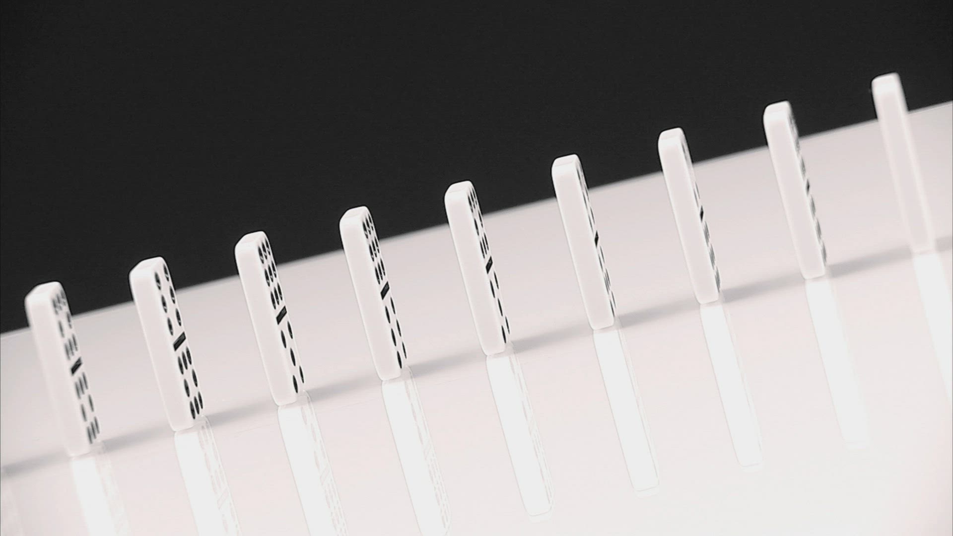 543825680 / Dominoes / Play / Parlour Game