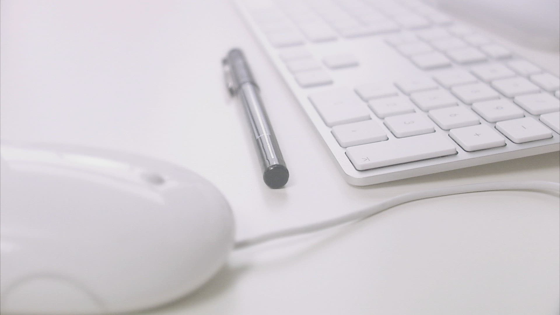 652012476 / Scandinavian Ethnicity / Keyboard / Pen