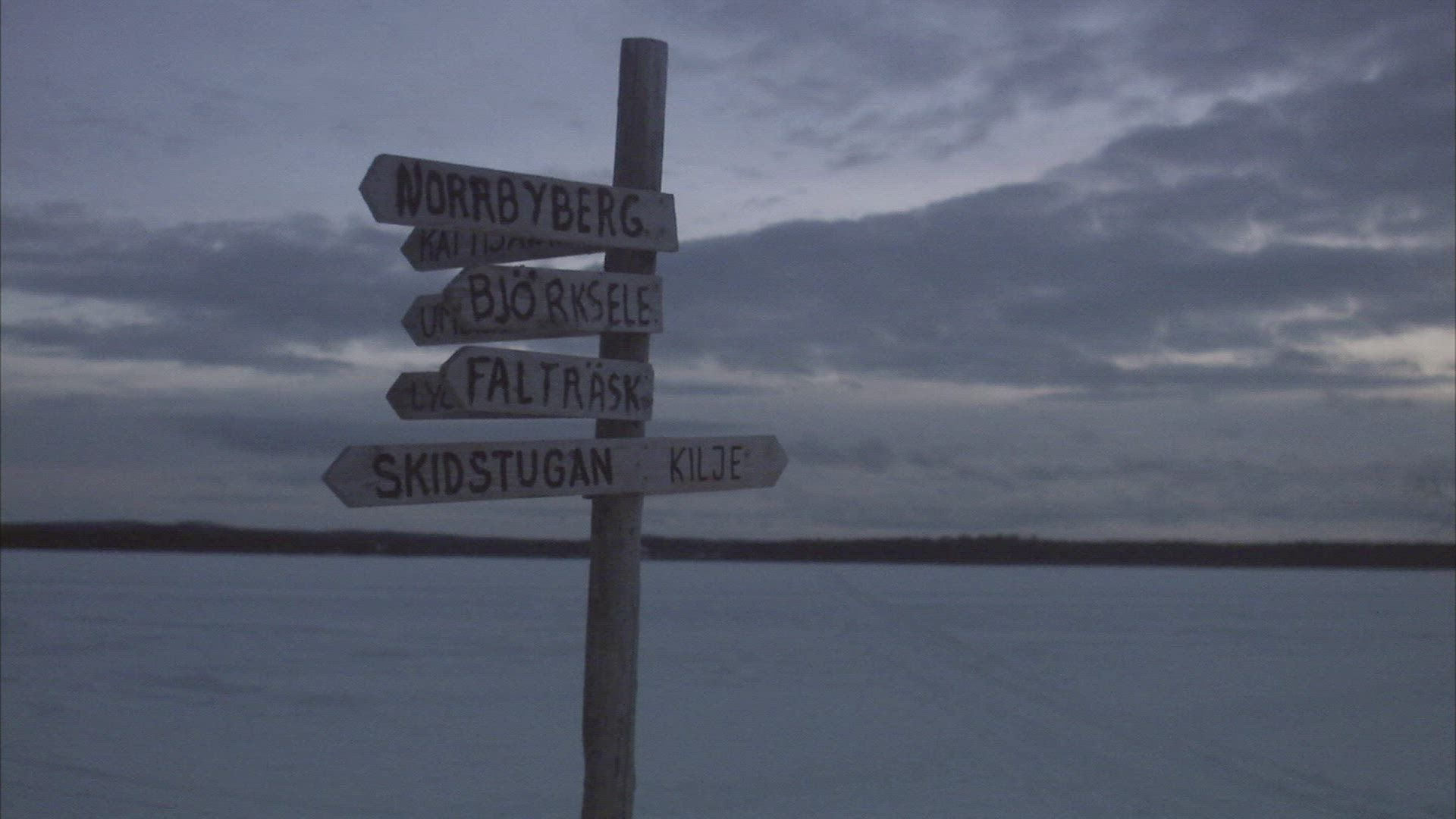 808355410 / Direction Sign / Arrow / Sweden