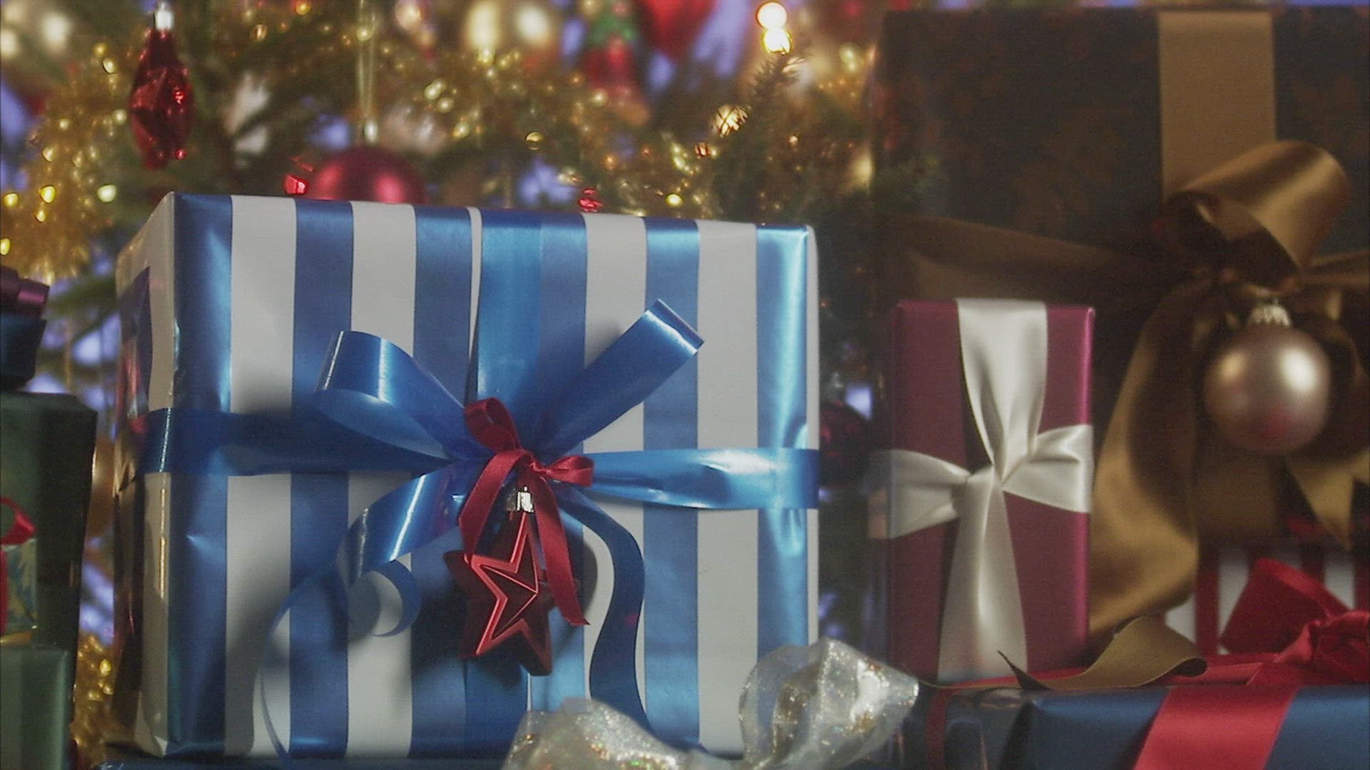 611116502 / Present / Christmas / Christmas Spirit