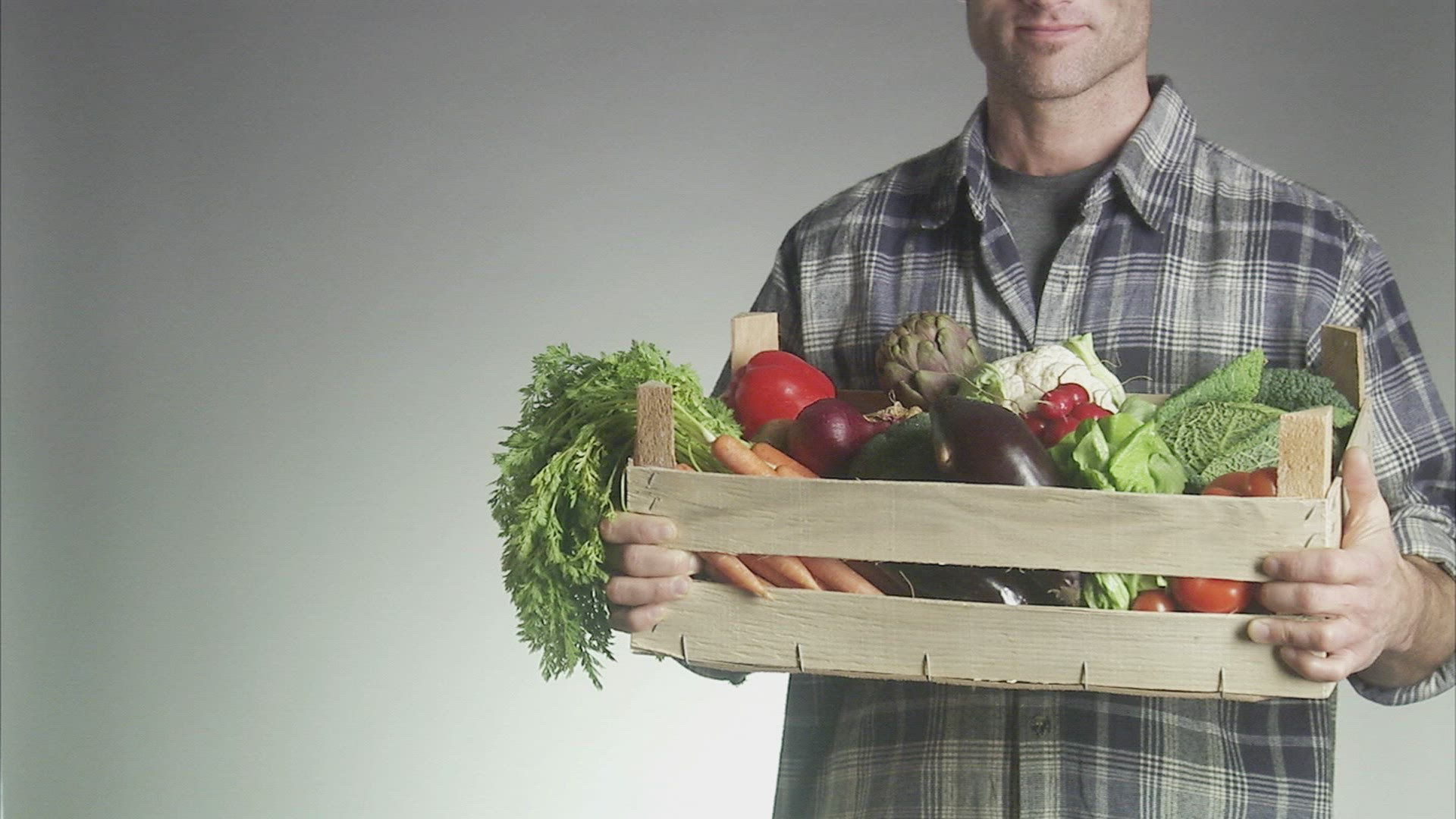 959882322 / Scandinavian Ethnicity / Produce Grocer / Shirt