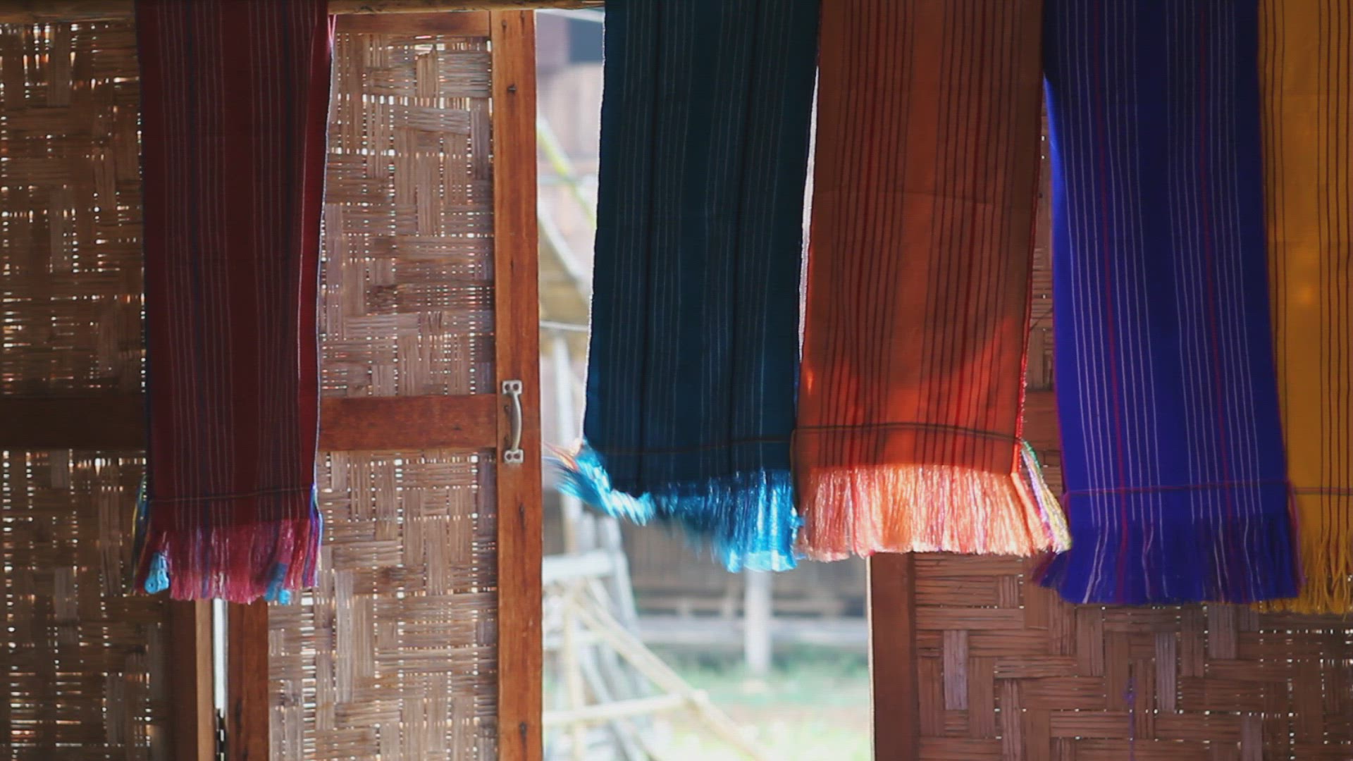 835163206 / Padaung / Weaving Mill / Myanmar