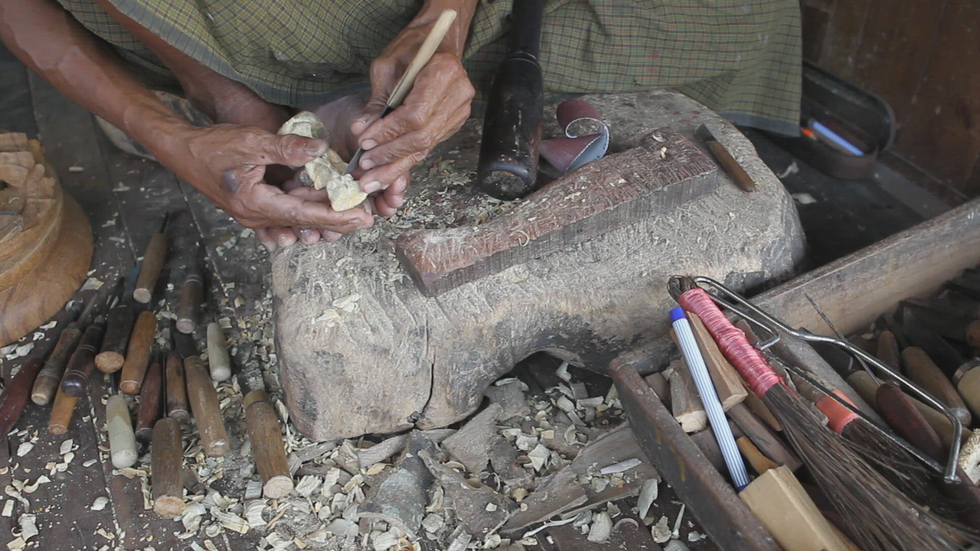 338650030 / Craftsman / Carving / Myanmar