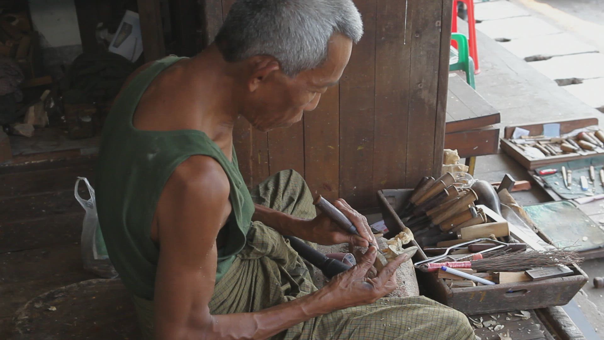 817300726 / Craftsman / Carving / Myanmar