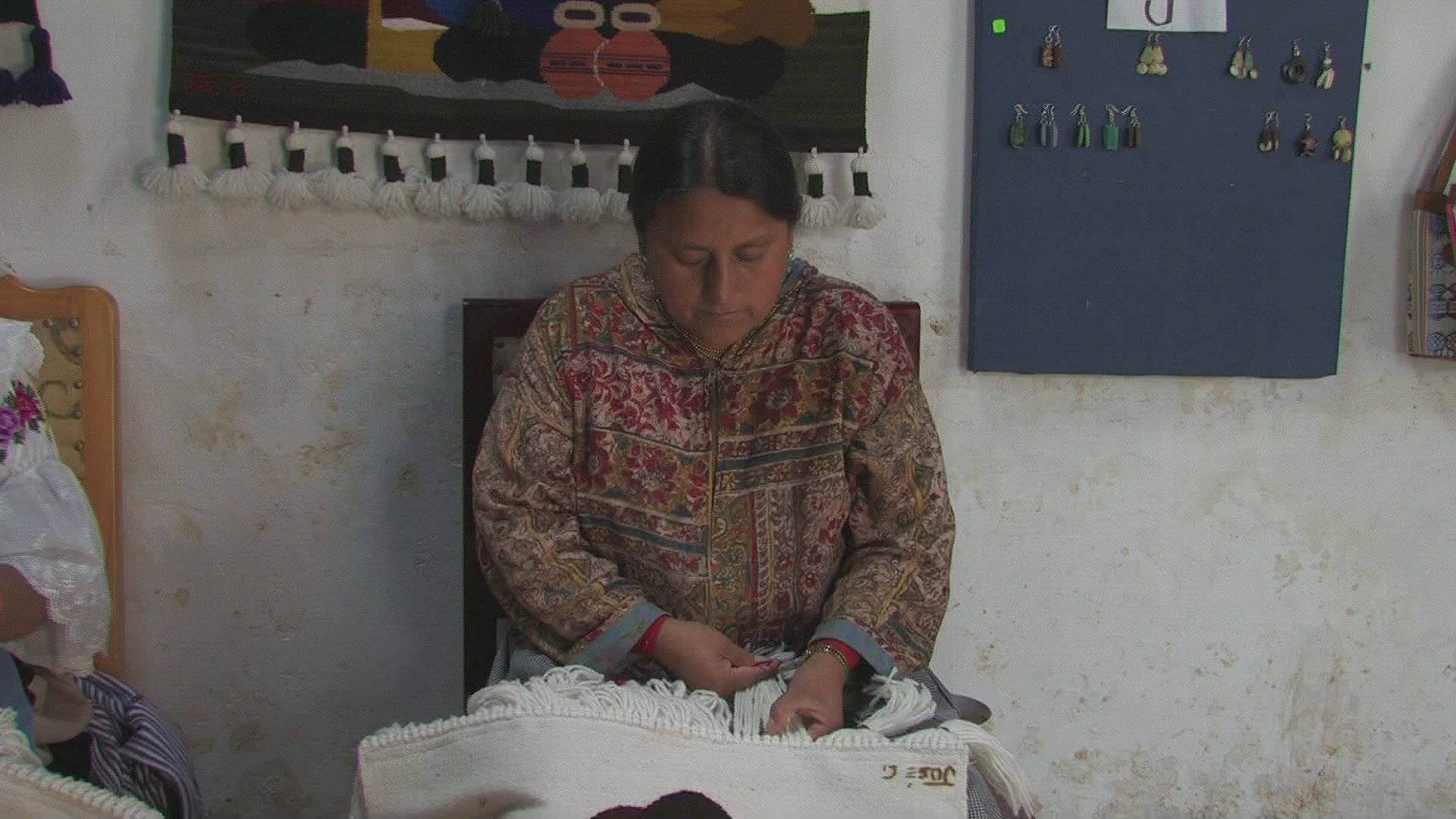 300852120 / Woman / Handcrafted Work / Galápagos / Ecuador