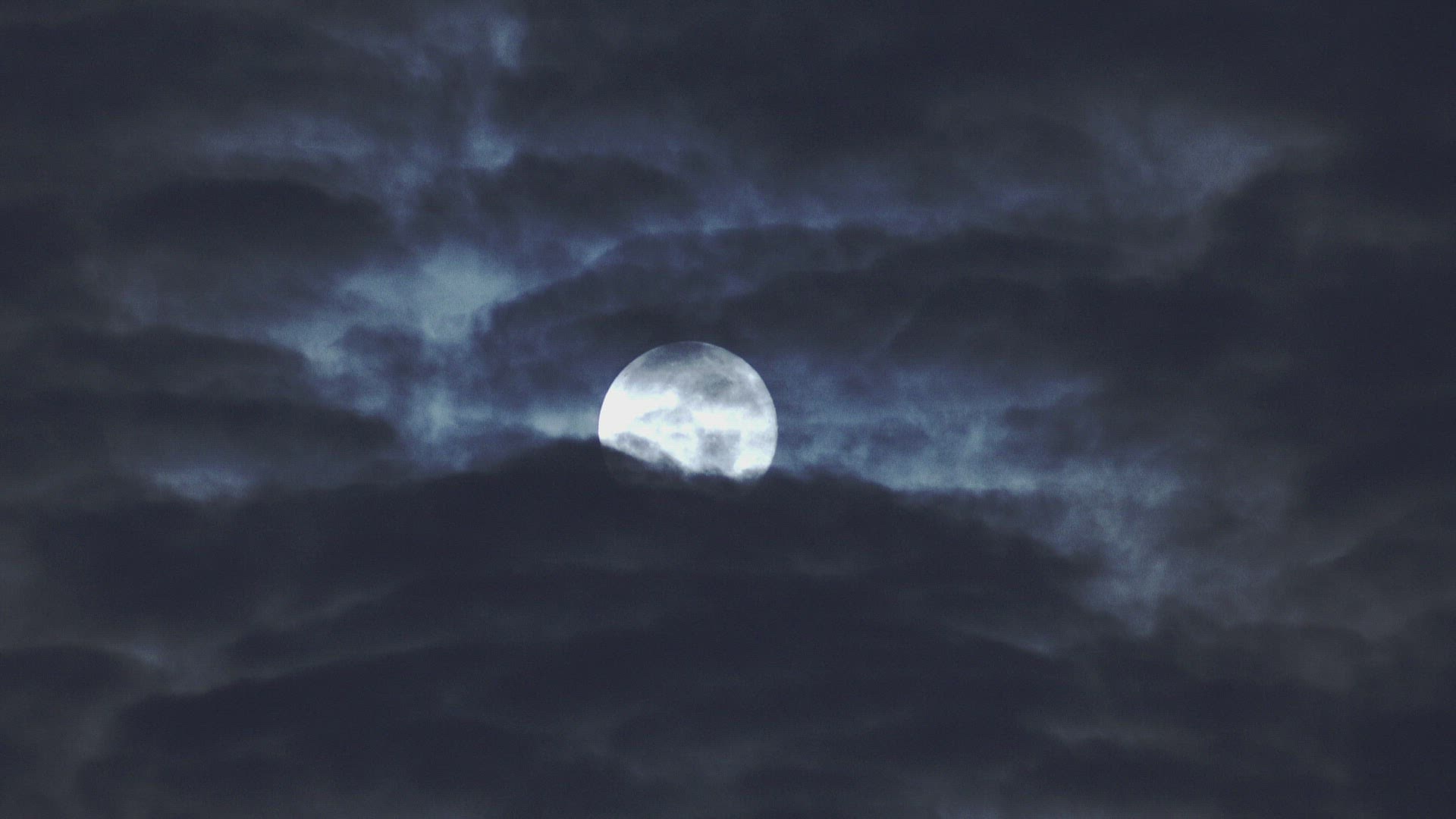 725950126 / Moon / Cloudy / Sky