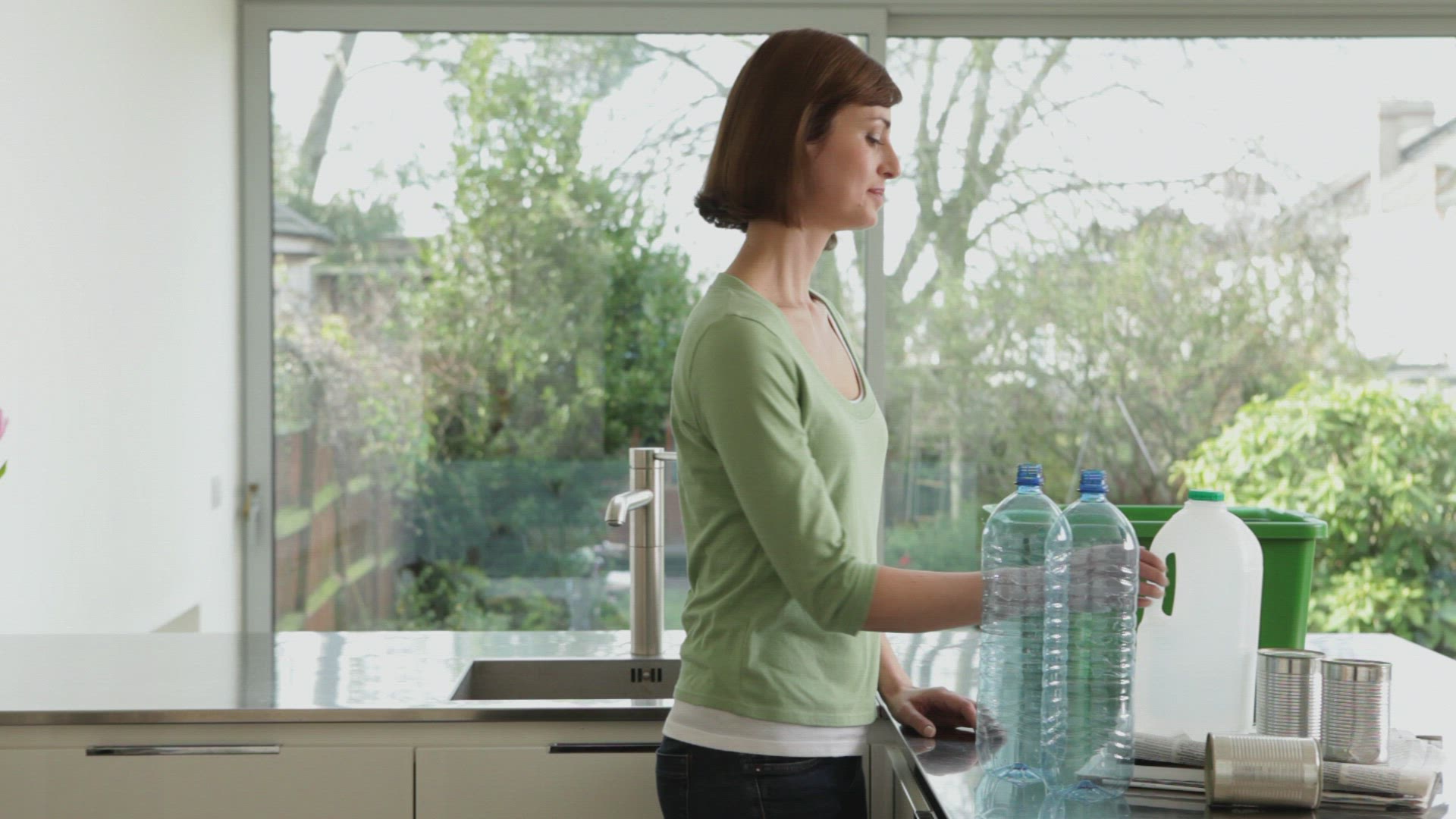 607245536 / Woman / Waste Separation / Ecologically Aware