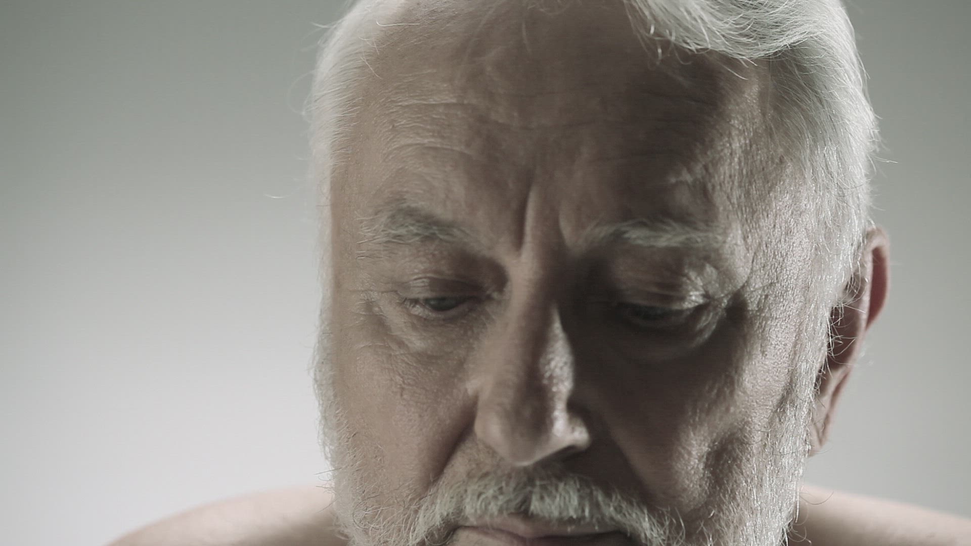 902211430 / Man / Seniors / Grey-haired