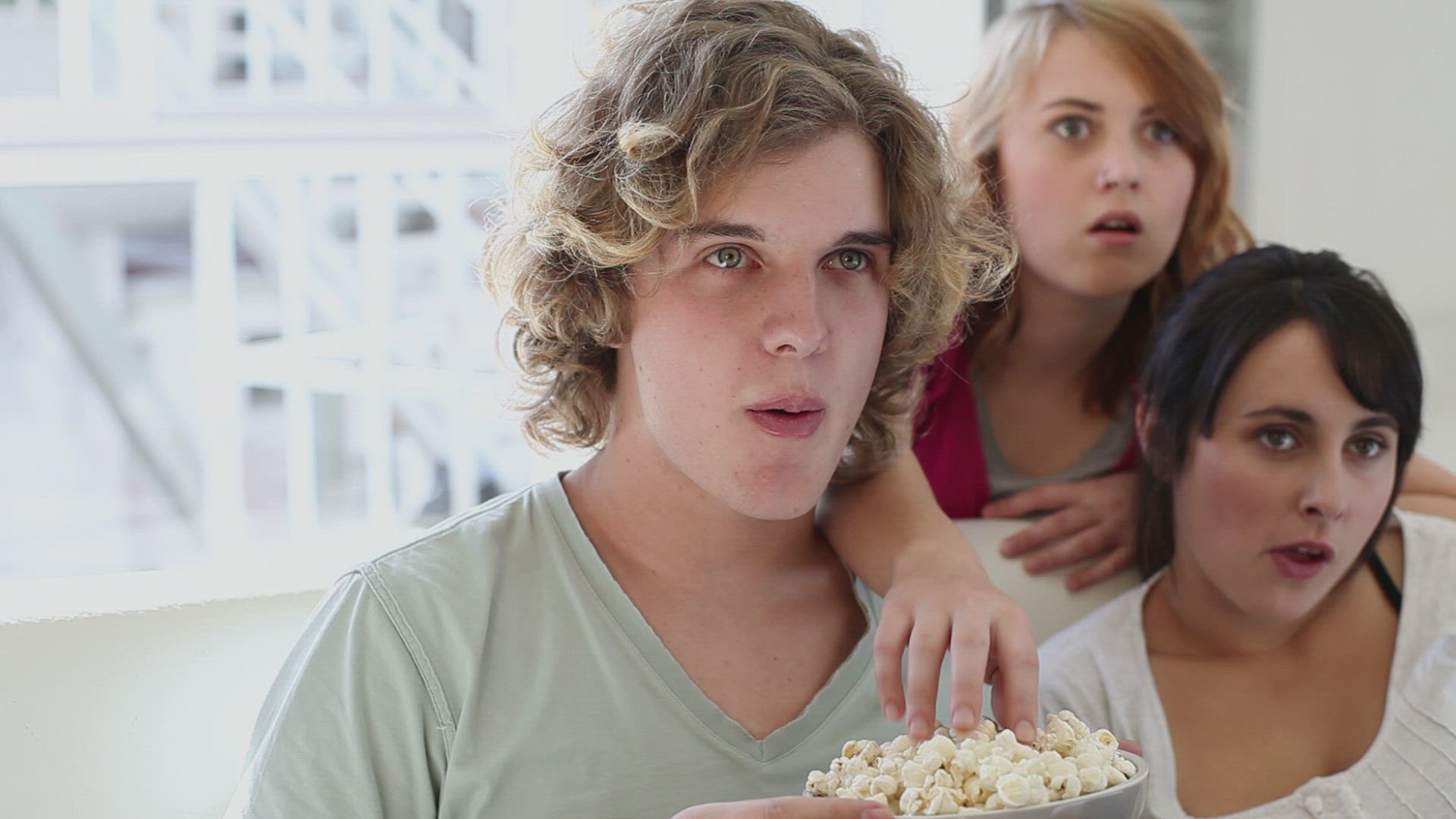 656210548 / Adolescent / Eating / Popcorn