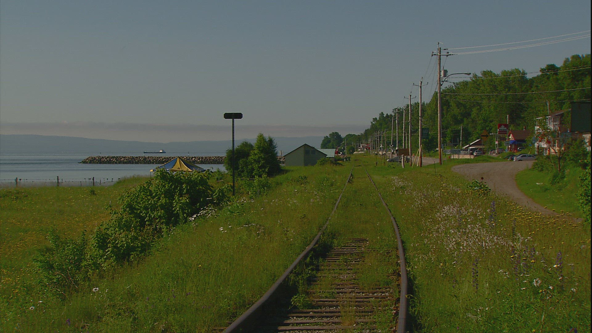 360386040 / Rail / Saint Lawrence River / Sainte-Irénée / Canada