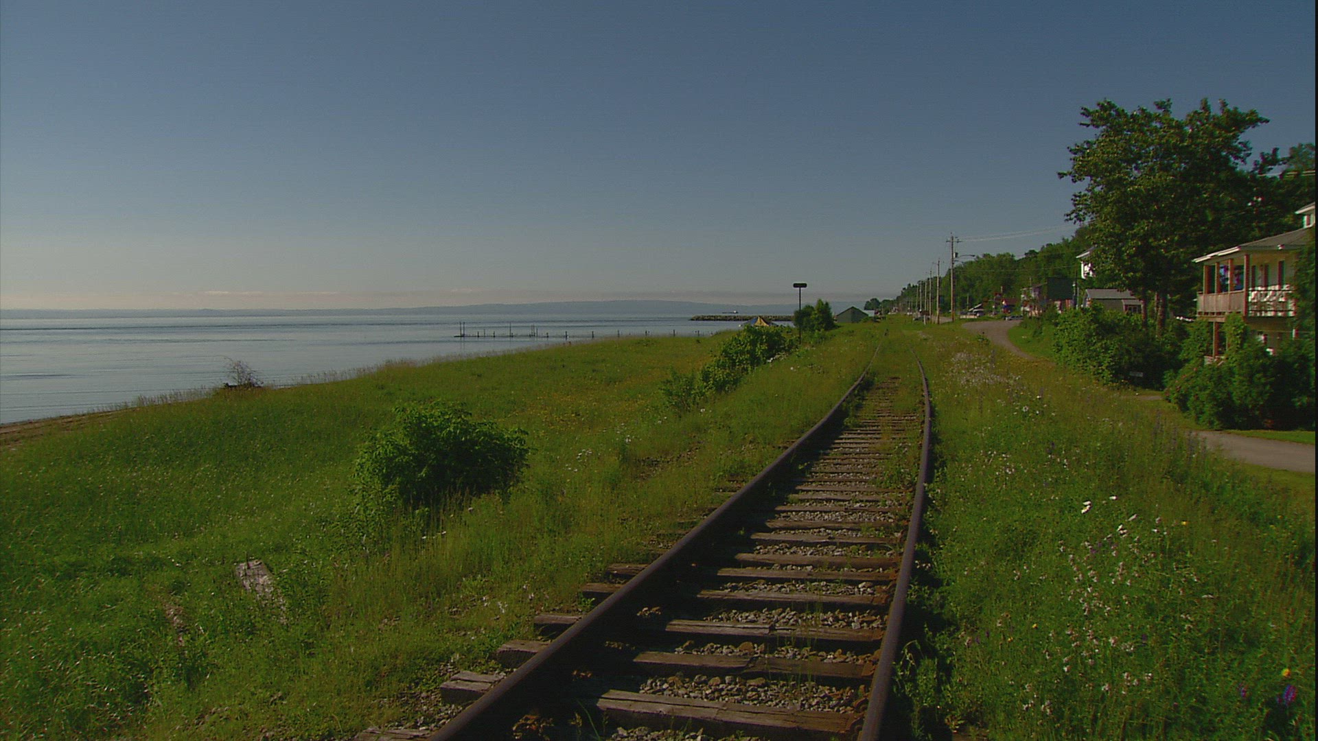 437743891 / Rail / Saint Lawrence River / Sainte-Irénée / Canada