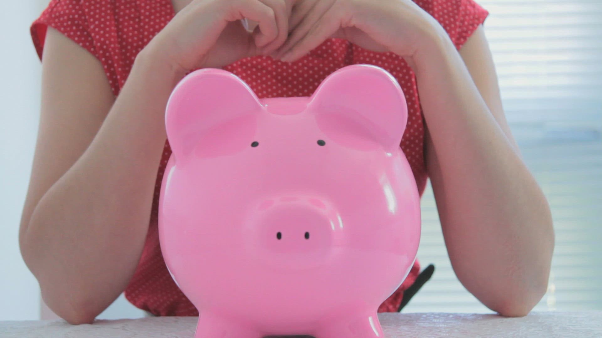 926418797 / Woman / Piggy Bank / Saving