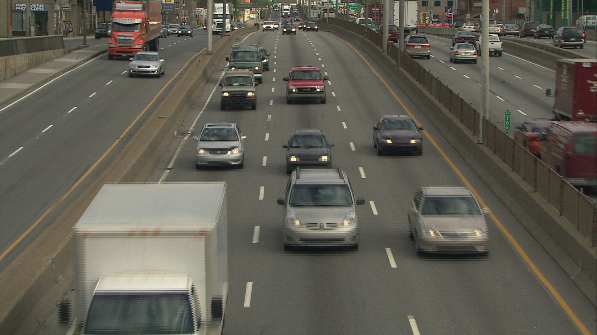 142713211 / Road Traffic / Street / Canada