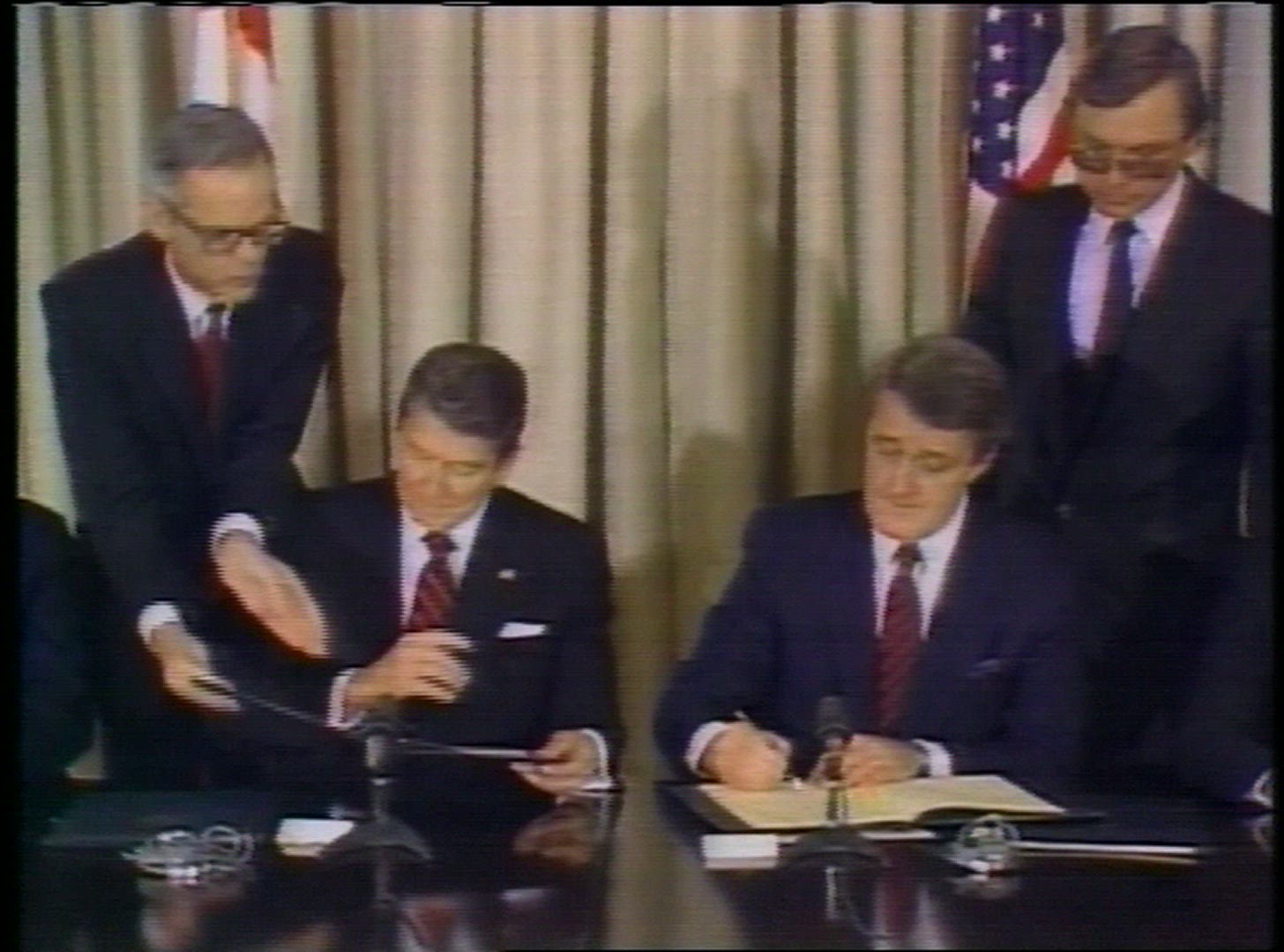 897030277 / Brian Mulroney / Ronald Reagan / Oct 4, 1988