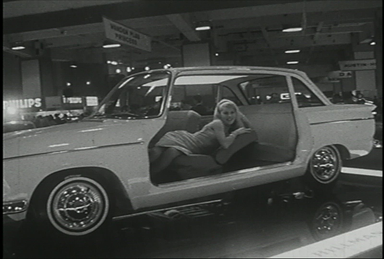 117162660 / Car Show / England / 1964