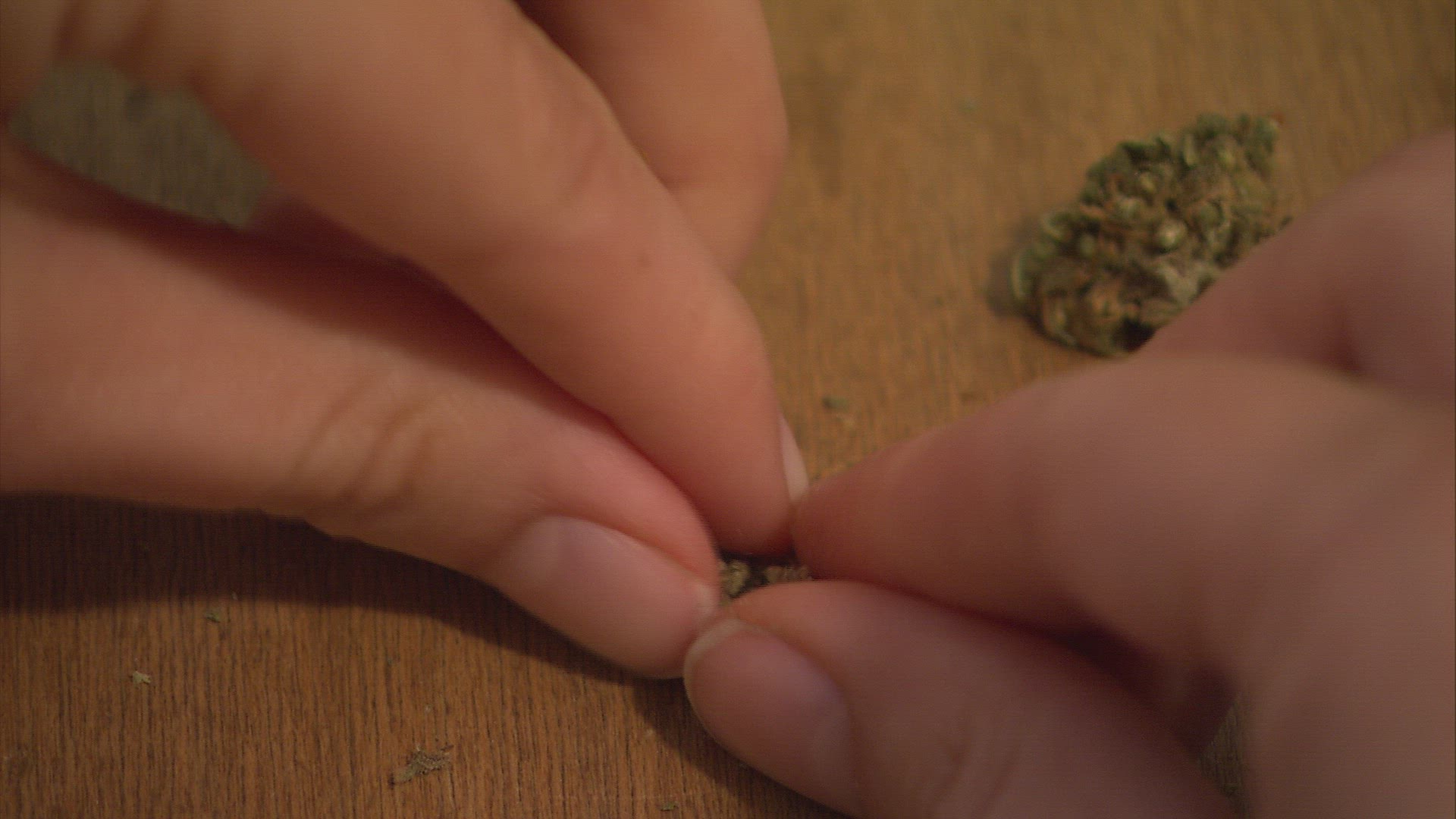 327499694 / Marihuana / Rolling a Joint