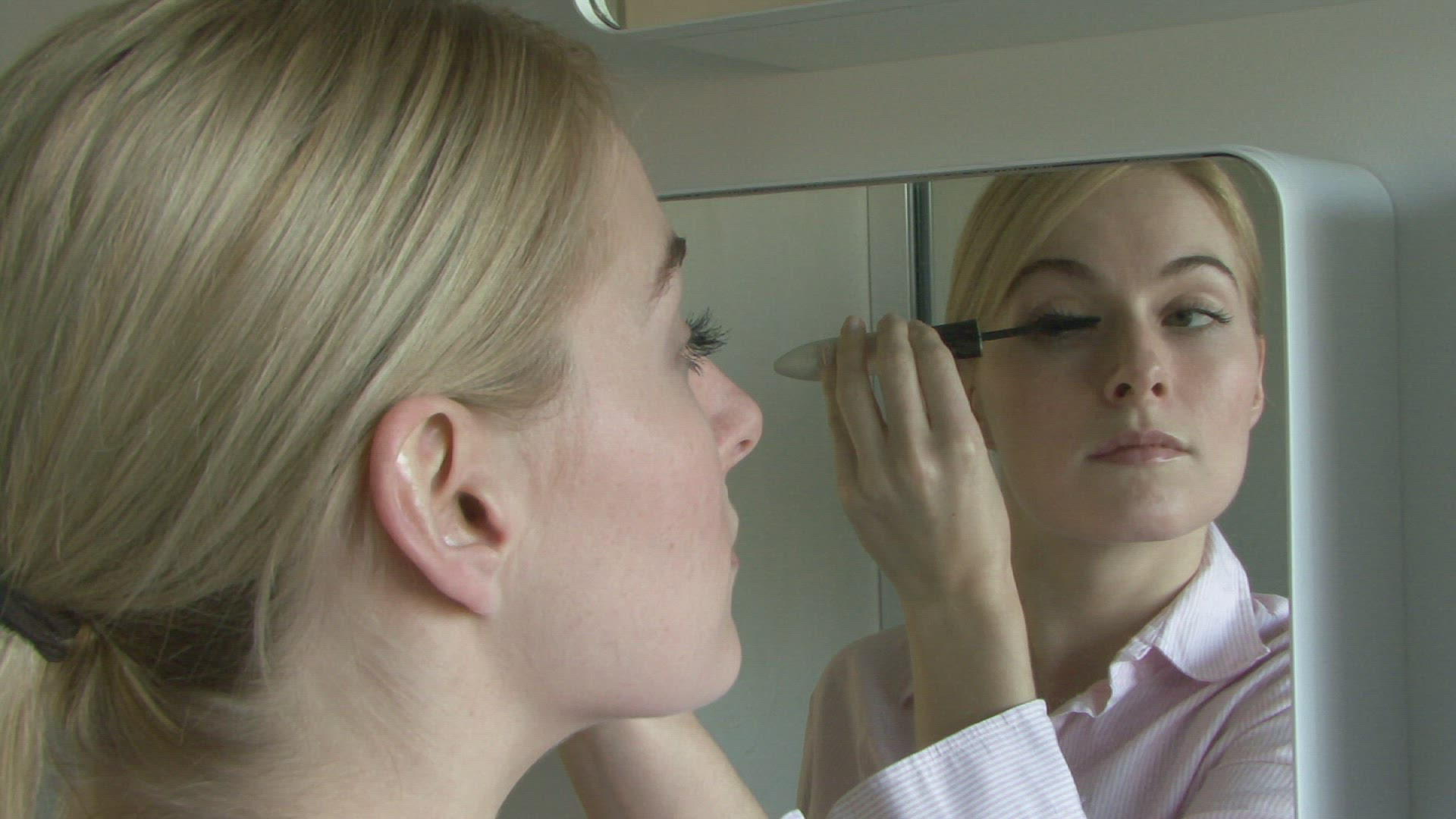 378143587 / Woman / Make up