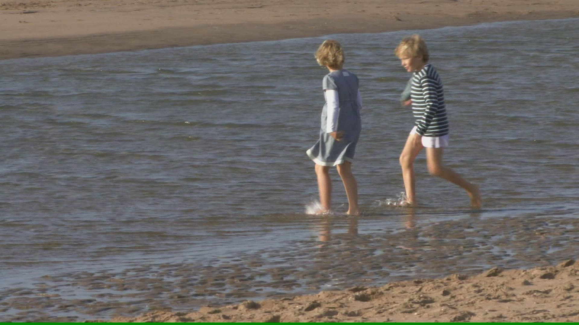 352378321 / Siblings / Beach / Savouring