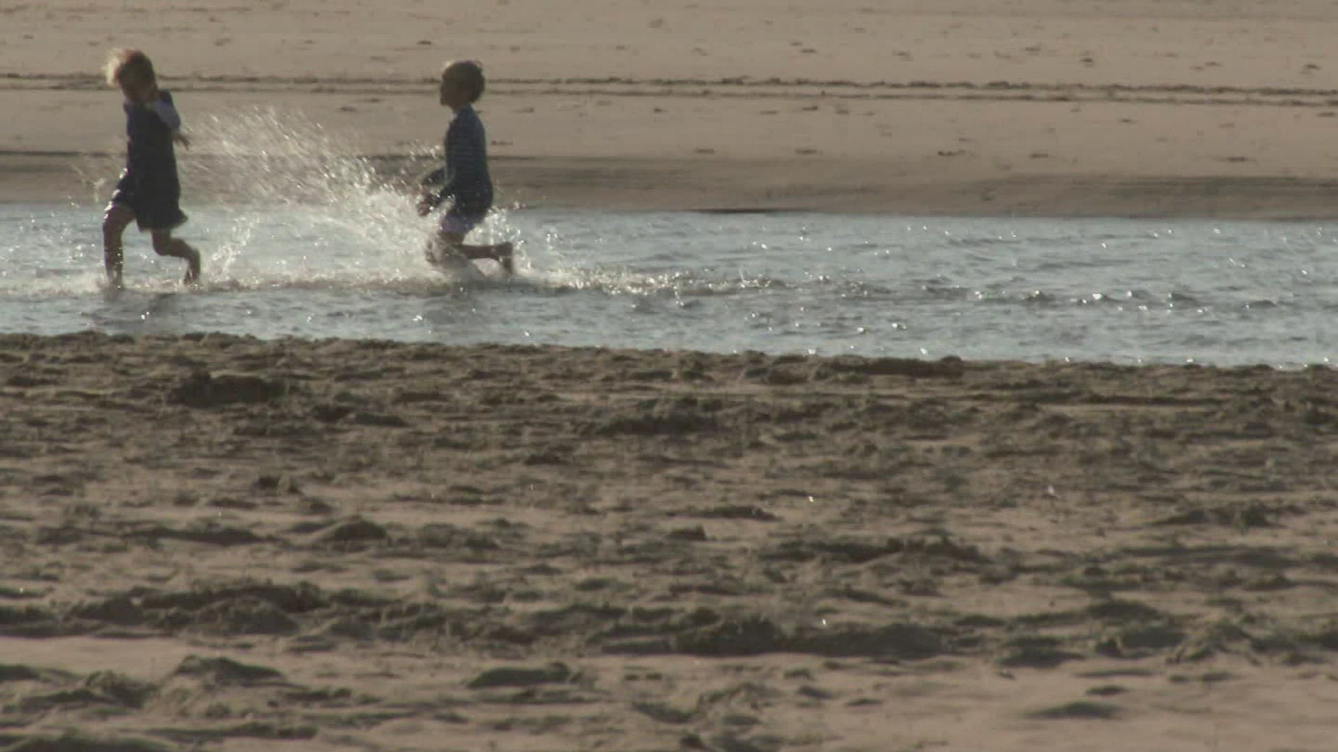 616121643 / Siblings / Beach / Savouring