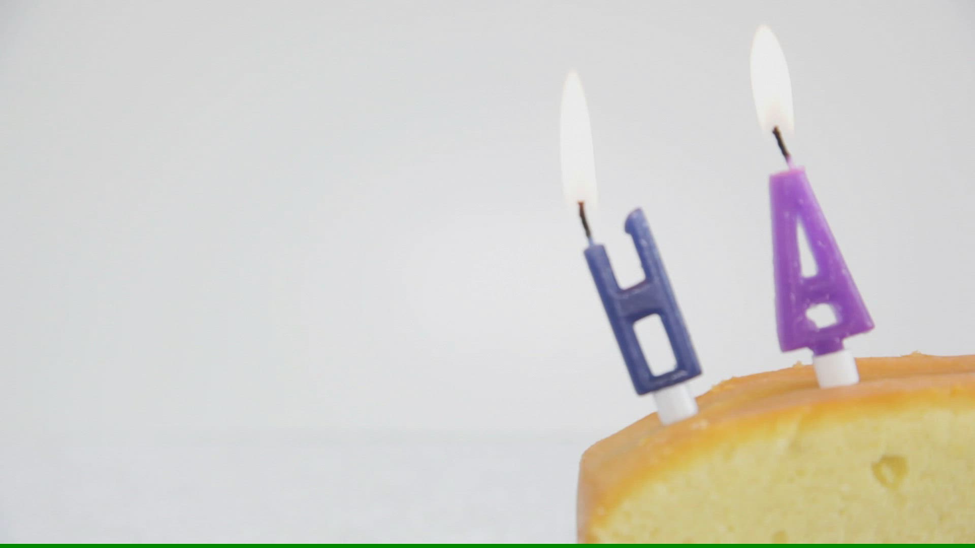152673963 / Birthday Cake / Candle / Burning