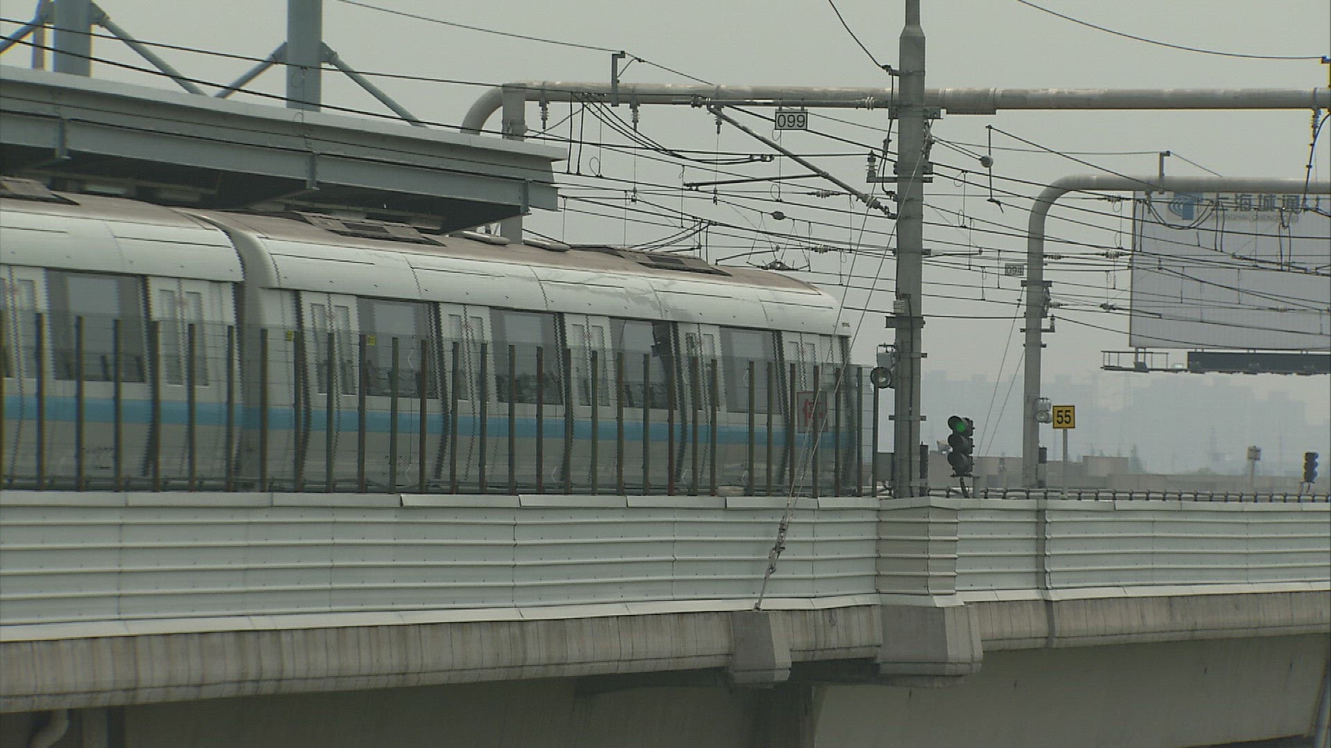129097524 / Rail Commuter Train / Shanghai
