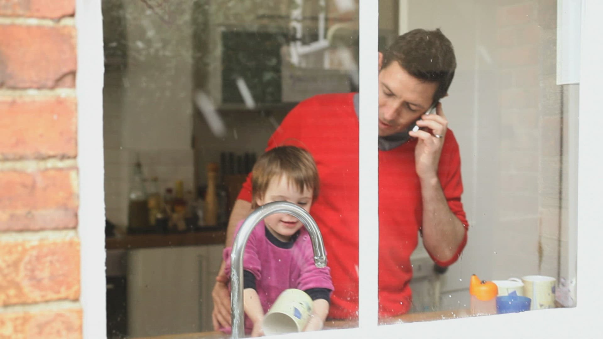 643389810 / Washing Up / Child / Parent
