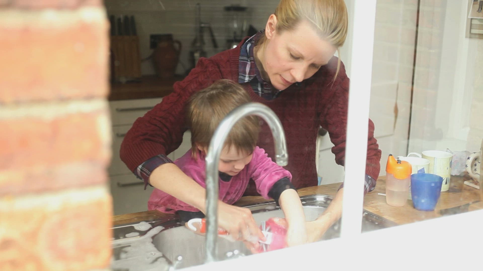 650899501 / Washing Up / Child / Parent