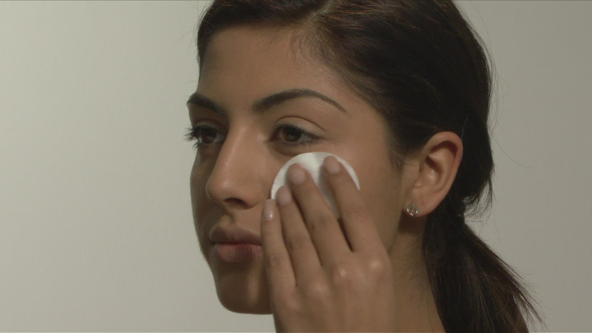 230663785 / Woman / Facial Care