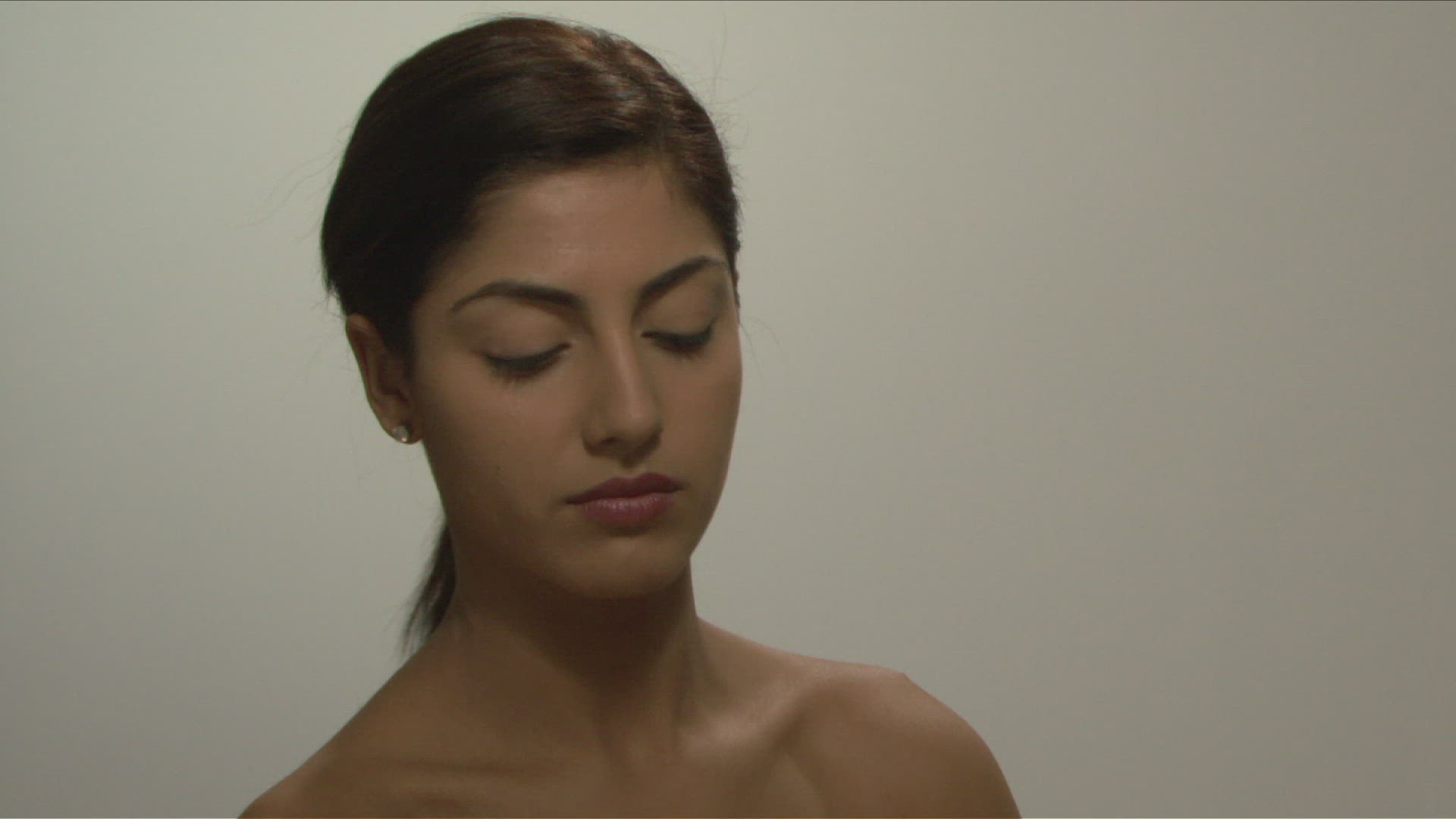 766273084 / Woman / Brown-Haired