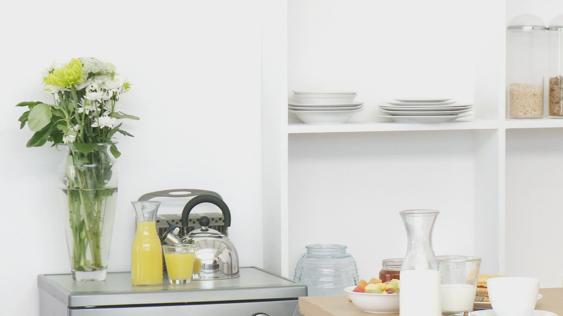 376209736 / Man / Breakfast / Kitchen