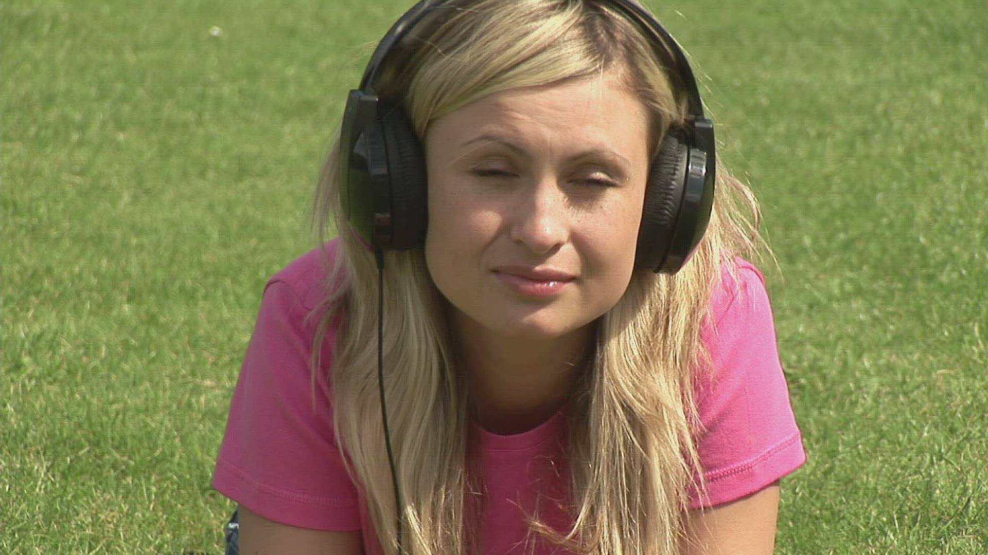 587183247 / Girl / Lying / Listening Music