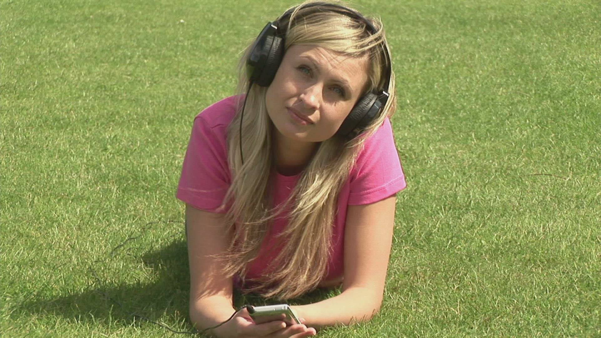 871816605 / Girl / Lying / Listening Music