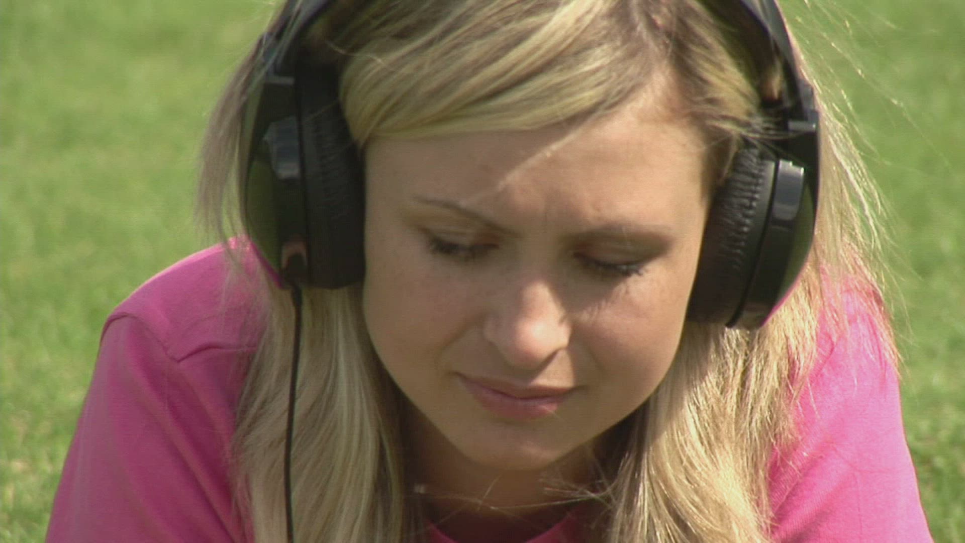 970812178 / Girl / Lying / Listening Music